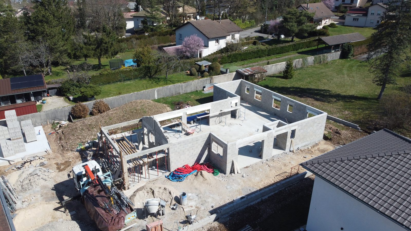 Maison en cours de construction, élévation en agglos, vue aérienne