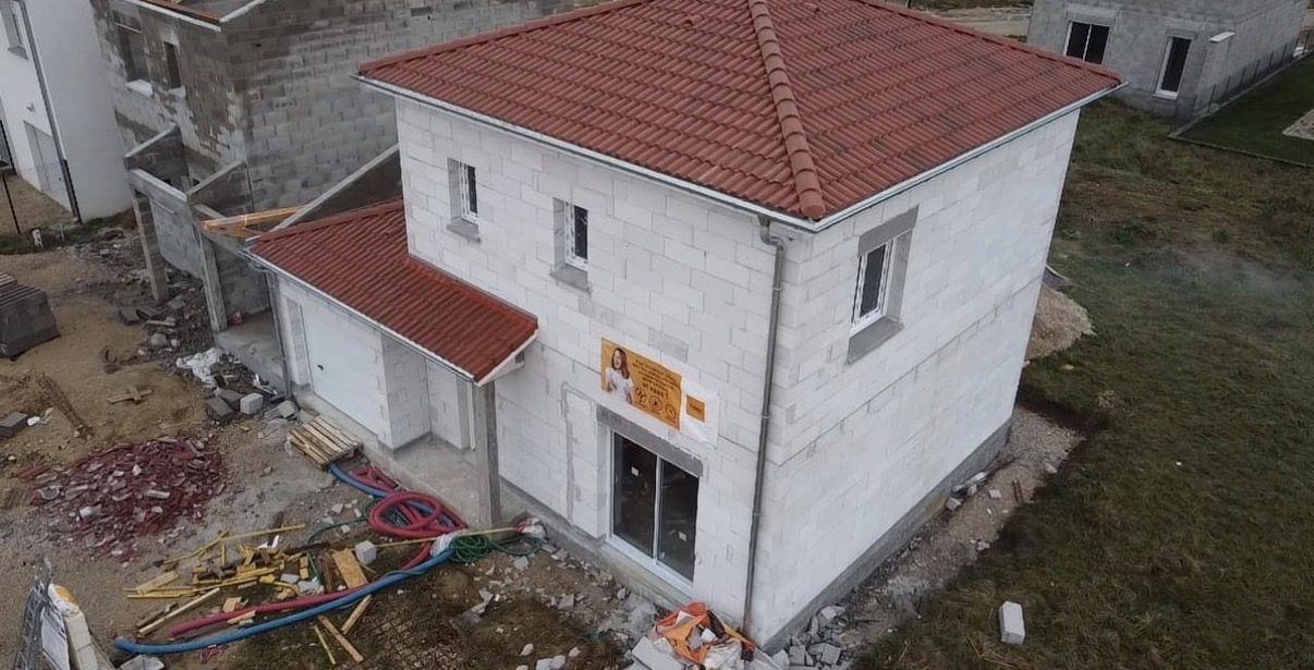 Maison à étage terminée, toiture tuile rouge